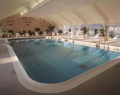 纽波特纽波特港码头酒店的酒店大楼内的大型游泳池