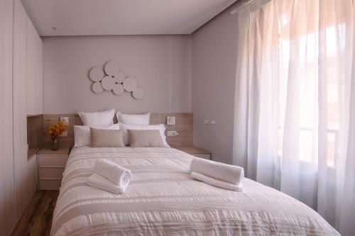卡萨拉雷纳Apartamentos Casalarreina的白色卧室配有白色大床和白色枕头