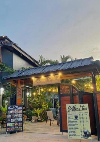 苏梅岛Tulum resort & spa的咖啡馆前面有标志