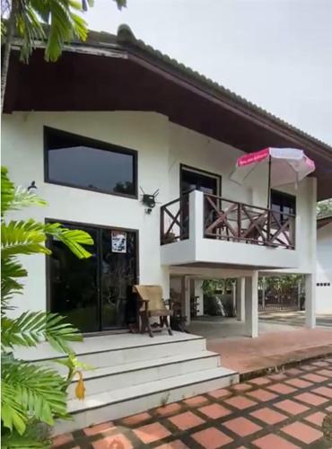 苏梅岛Tulum resort & spa的带阳台和庭院的度假屋