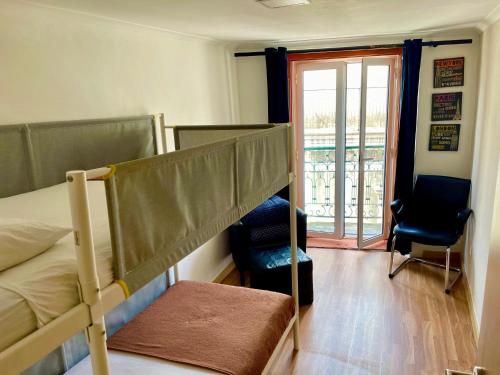 里斯本Lisbonaccommodation的一间带两张双层床的卧室和一个阳台