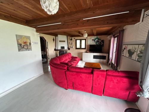 卡夫尔高原La Kaz du Volcan-Capacité maximum 10 personnes的一间客厅,客厅里设有红色沙发