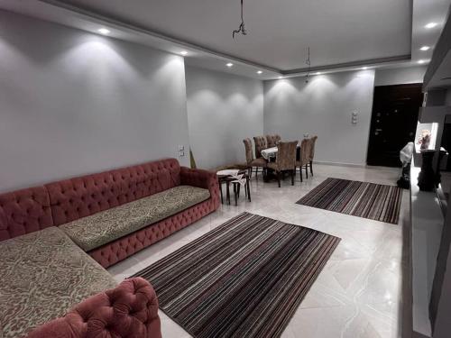 开罗Luxury apartments in Heliopolis的客厅配有红色的沙发和桌子