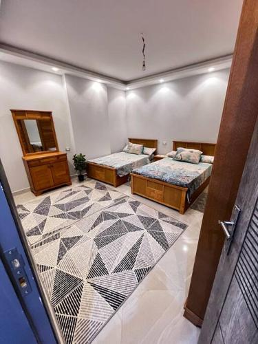 开罗Luxury apartments in Heliopolis的客房设有两张床,铺有瓷砖地板。