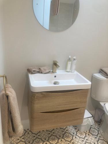 恩尼斯Luxury Country Escape的浴室设有白色水槽和镜子