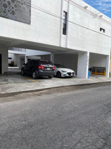 彼德拉斯内格拉斯Departamento moderno cómodo y céntrico的2辆汽车停放在停车库