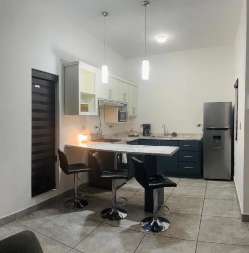 彼德拉斯内格拉斯Departamento moderno cómodo y céntrico的厨房配有桌椅和冰箱。