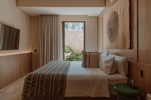 卡塔赫纳Osh Hotel Getsemani的酒店客房设有床和窗户。