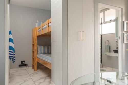 巴利托Trendy @ La Ballito 503的一间卧室配有双层床和镜子