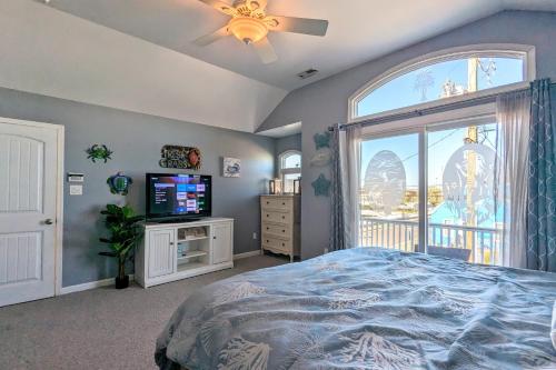 怀尔德伍德Waves n Wooder by AvantStay SwimSpa Game Room Walk to Beach的一间卧室设有一张床、一台电视和一个窗口。