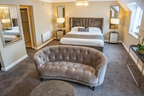 伍斯特梨树旅馆和乡村酒店的酒店客房,配有床和沙发