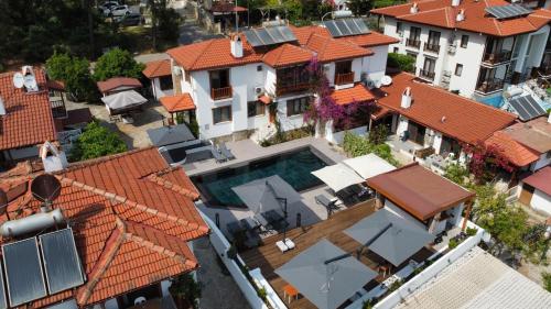 阿奇亚卡Tomsan Villas Akyaka的享有带游泳池的房屋的空中景致