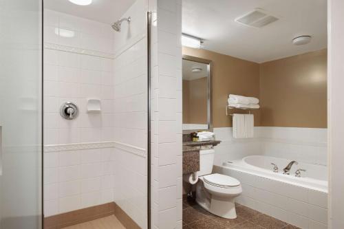 Trail哥伦比亚河贝斯特韦斯特酒店的带浴缸、卫生间和淋浴的浴室。