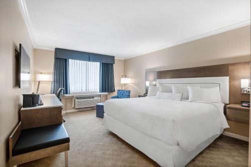 Trail哥伦比亚河贝斯特韦斯特酒店的一间大卧室,配有一张白色的大床和一个窗户