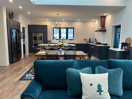巴港Canterbury Suites B&B的一间带蓝色沙发的客厅和一间厨房