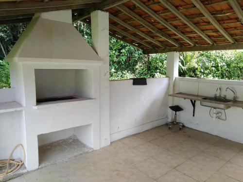 若阿诺波利斯Joanopolis Inn - Mantiqueira 1的一个带水槽和桌子的户外厨房