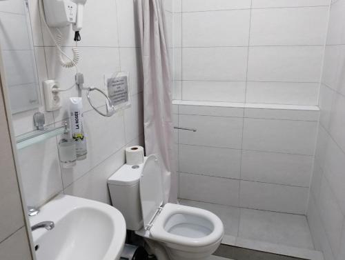 YunusobodNice Trip的白色的浴室设有卫生间和水槽。
