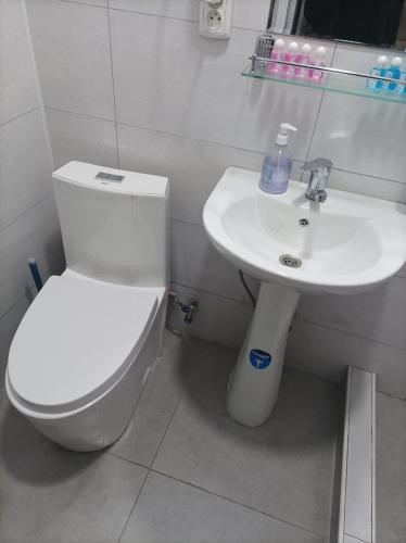 YunusobodNice Trip的浴室配有白色卫生间和盥洗盆。