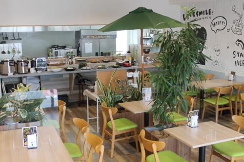 土岐市Yorimichi no Yado - Vacation STAY 37453v的餐厅设有木桌和绿色椅子