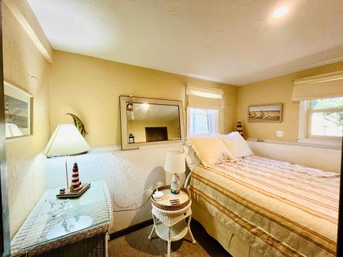 普里茅斯Clear Pond Getaway的一间卧室配有一张床、镜子和一张桌子