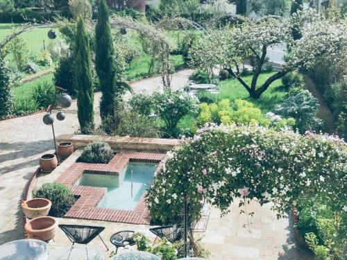 吉维尼Orpheus Lodge的享有花园的顶部景致,设有游泳池