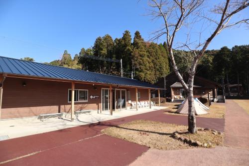 Toso Youth Travel Village - Vacation STAY 30506v的前面有棵树的建筑