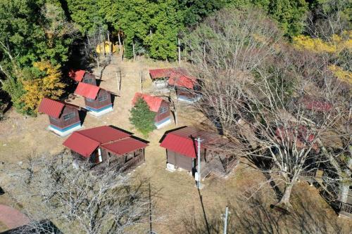 Toso Youth Travel Village - Vacation STAY 30506v的享有红色屋顶小屋的顶部景色
