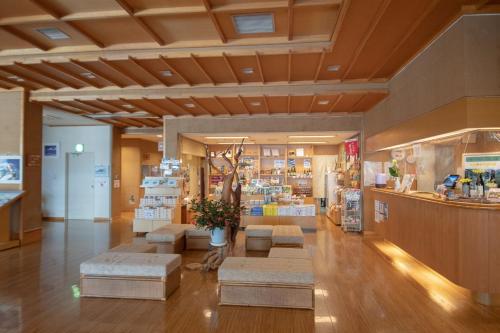 松本Nakanoyu Onsen Ryokan - Vacation STAY 18789v的一间屋子中间有沙发的商店