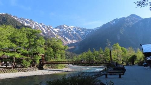 松本Nakanoyu Onsen Ryokan - Vacation STAY 18789v的一座山 ⁇ 的桥