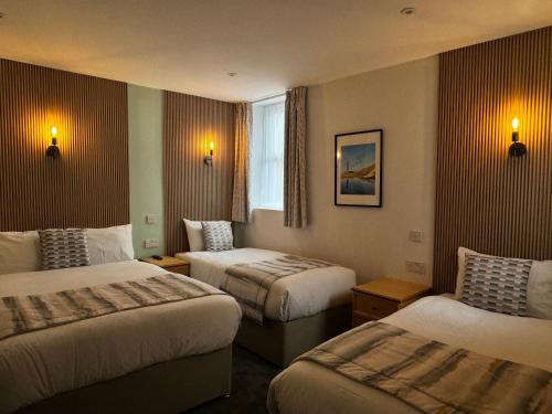 布莱克浦巴尔摩拉尔酒店的酒店客房设有两张床和窗户。