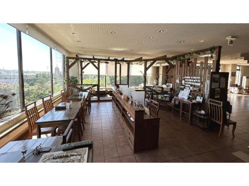 音更町Hotel Hounomai Otofuke - Vacation STAY 29507v的餐厅设有桌椅和大窗户。