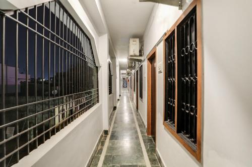 克塔克Flagship Shree Ram Residency的一座建筑里空空的走廊,有酒架
