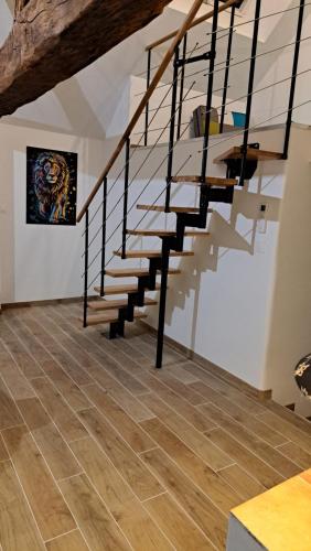 Mareuil-sur-CherAu Cœur des vignes的客厅的楼梯,铺有木地板