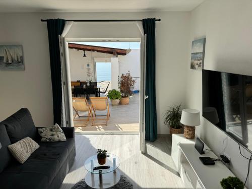 卡什泰拉Intimate beachfront house Villa Livak的带沙发的客厅,享有海景