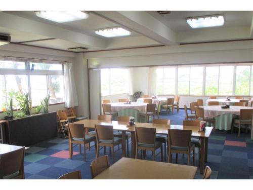 Kikai Daiichi Hotel - Vacation STAY 30456v的用餐室设有桌椅和窗户。