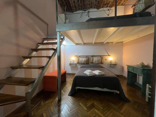 布宜诺斯艾利斯Centro de Buenos Aires的一间卧室设有双层床和楼梯。