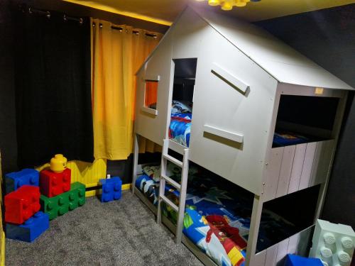 温莎The Lego themed house的玩具卧室配有双层床和双层床