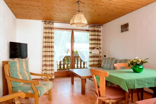 基姆湖畔普林Ferienhaus Dickertsmühle的客厅配有桌椅和电视。