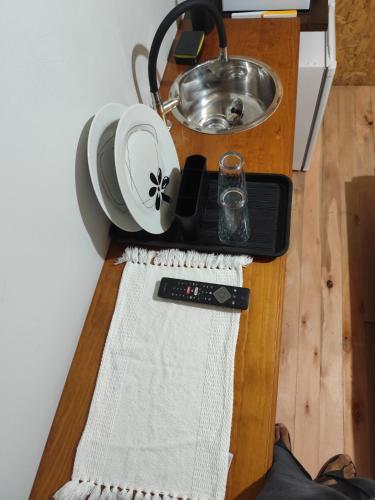 伊达贾伊Small house的厨房柜台设有碗和水槽
