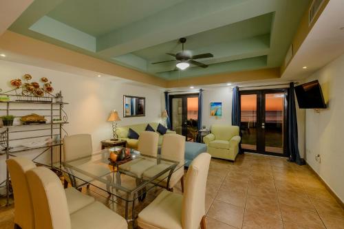 圣地亚哥Gran Pacifica Beach Resort & Homes的客厅配有玻璃桌和椅子