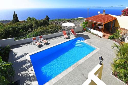 蒂哈拉费Ferienhaus für 6 Personen ca 105 qm in La Punta, La Palma Westküste von La Palma的一座带游泳池和房子的别墅