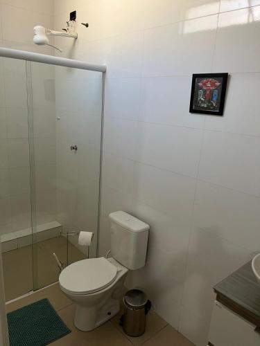 普鲁登特总统城St. Benoit suites e hostel的白色的浴室设有卫生间和水槽。