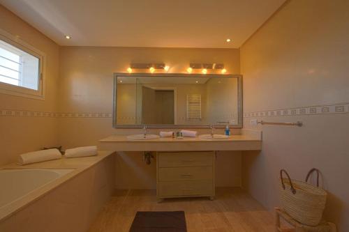Oulad TayebVilla Meriem, Fès的浴室配有盥洗盆、镜子和浴缸