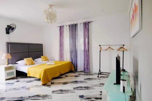 塔拉法尔Hotel Xinte na casa的一间卧室配有一张床和一台电视