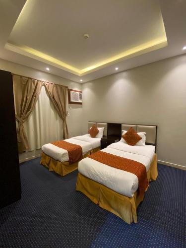 艾卜哈الخيال للوحدات السكنية的一间酒店客房,房间内设有两张床