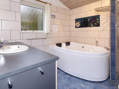 FarsøHoliday home Farsø VIII的浴室配有白色浴缸和水槽