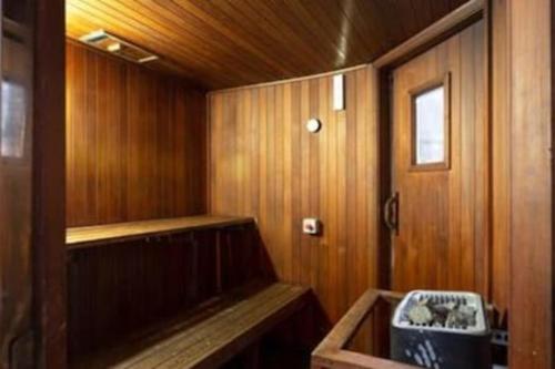悉尼One Bedroom Unit at Sydney Best Location的木制房间中带长凳的空桑拿
