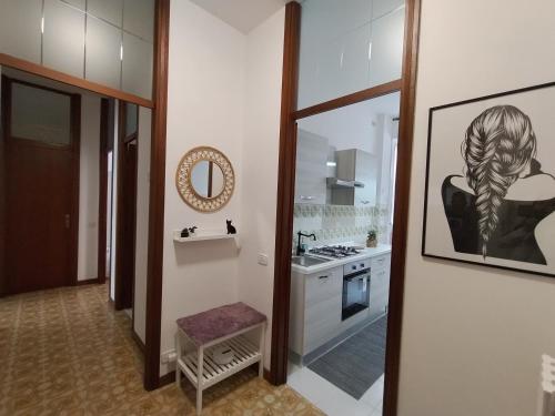 安科纳La Casa di Giulia的一间厨房里带有女人照片的浴室