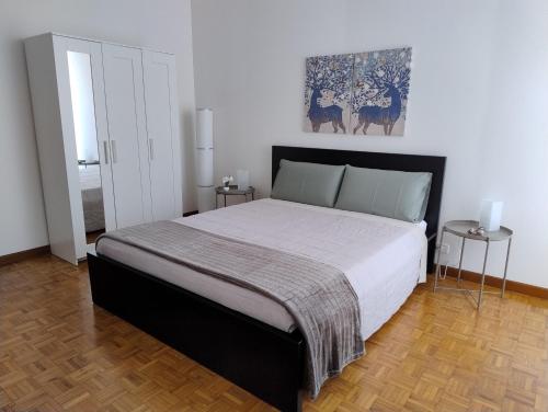 安科纳La Casa di Giulia的卧室配有一张床,墙上挂有绘画作品