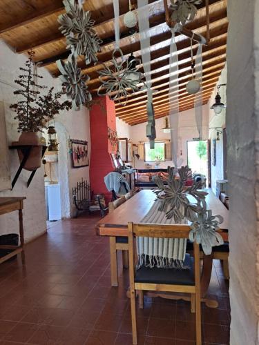 巴雷阿尔Aire de Barreal Hostel Andino的一间用餐室,在房间内配有木桌